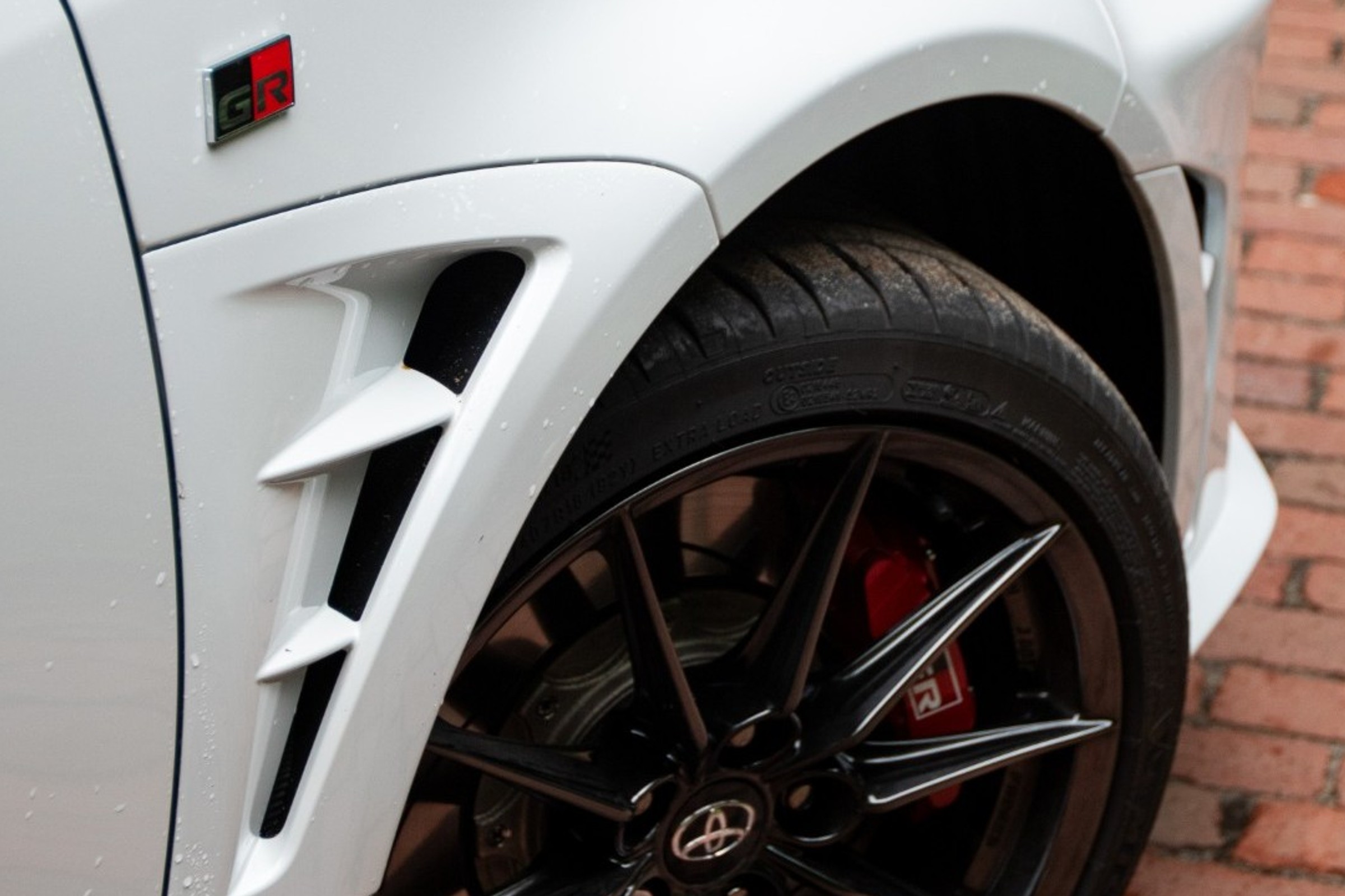 Toyota jeszcze zaostrzyła GR Yarisa. Aero Performance trafia do sprzedaży w Polsce