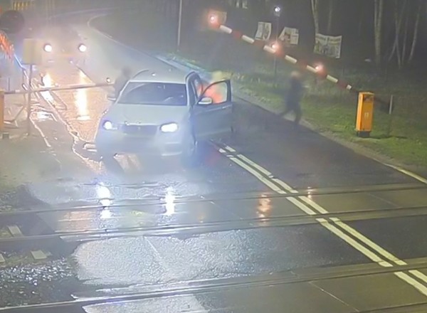 Kierowca BMW znalazł się w pułapce. Błyskawicznie podjął decyzję [WIDEO]