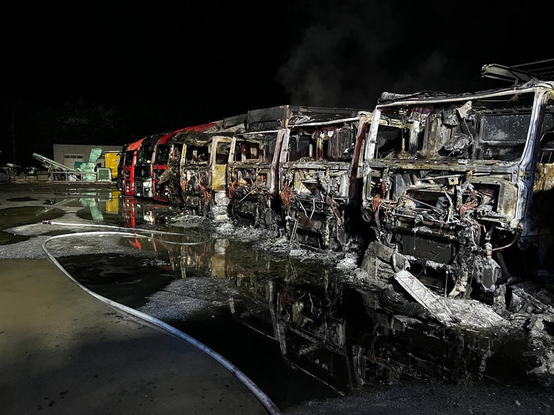 Potężny pożar ciężarówek na parkingu w Osiecznicy