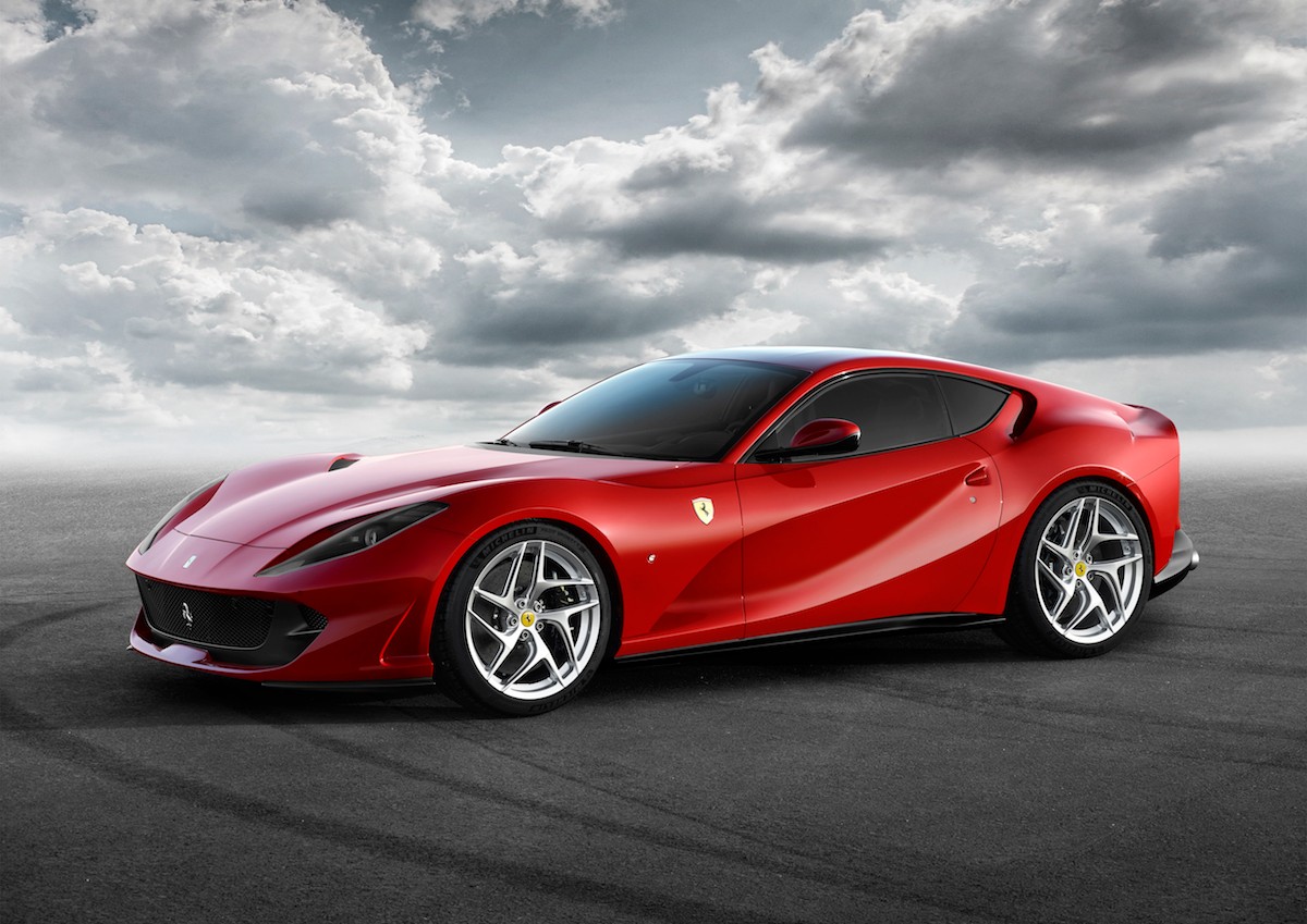 812 w nazwie tego Ferrari to informacja, że samochód ma 800-konny silnik V12