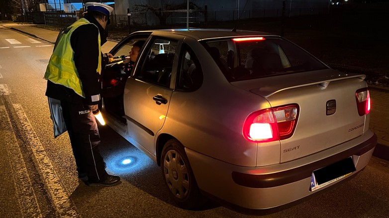 policja, kontrola trzeźwości, noc