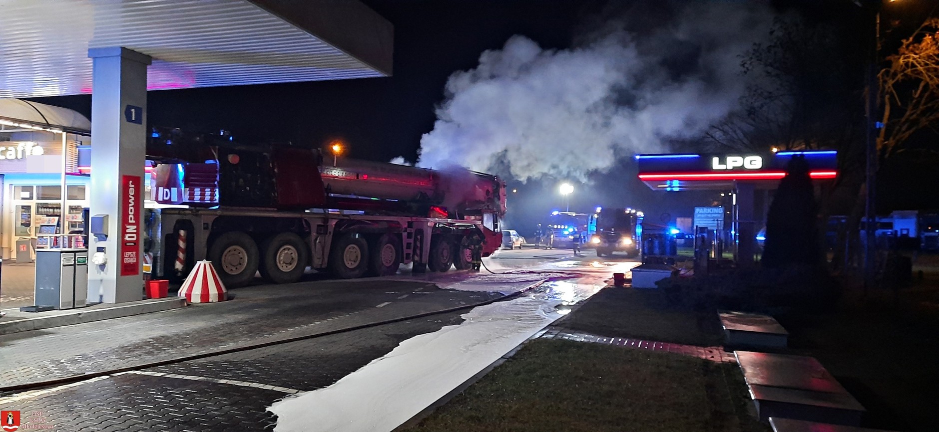 Pożar samojezdnego dźwigu na stacji paliw w Janowie