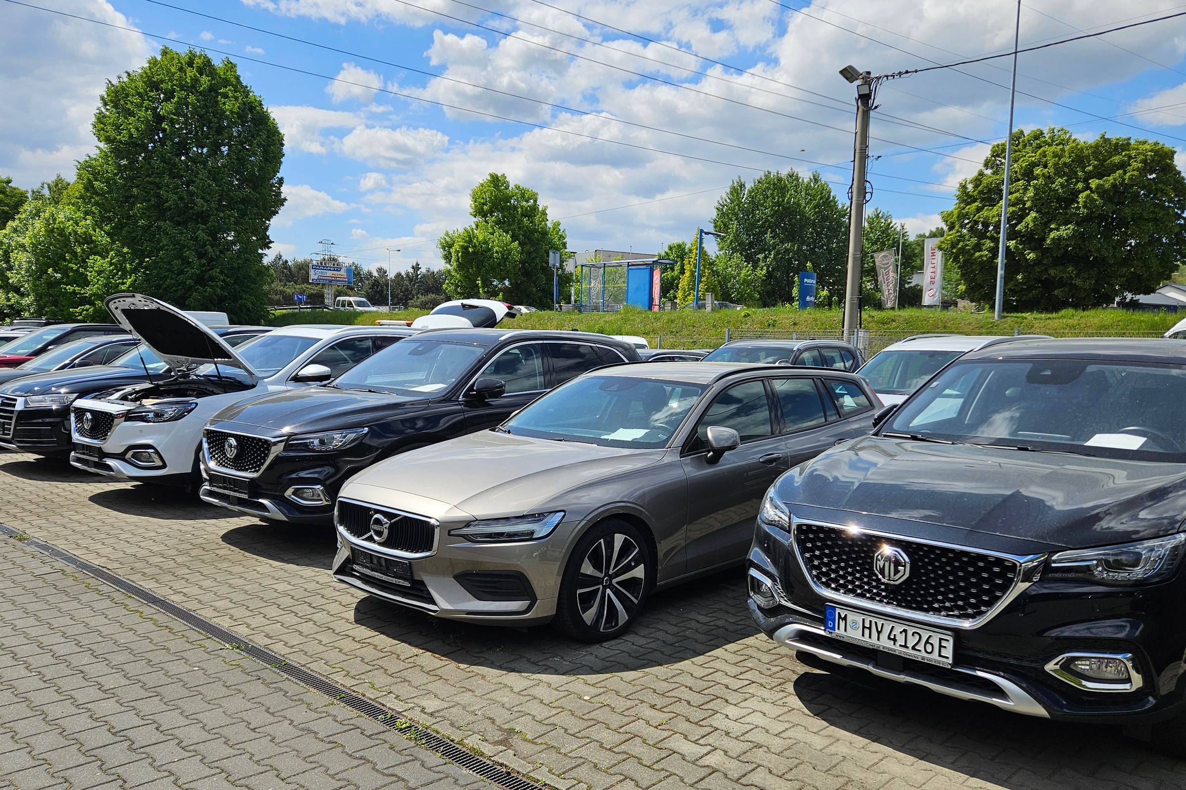 Podejrzane oferty sprzedaży samochodów. Te rzeczy powinno mieć każde ogłoszenie, inaczej czerwona lampka