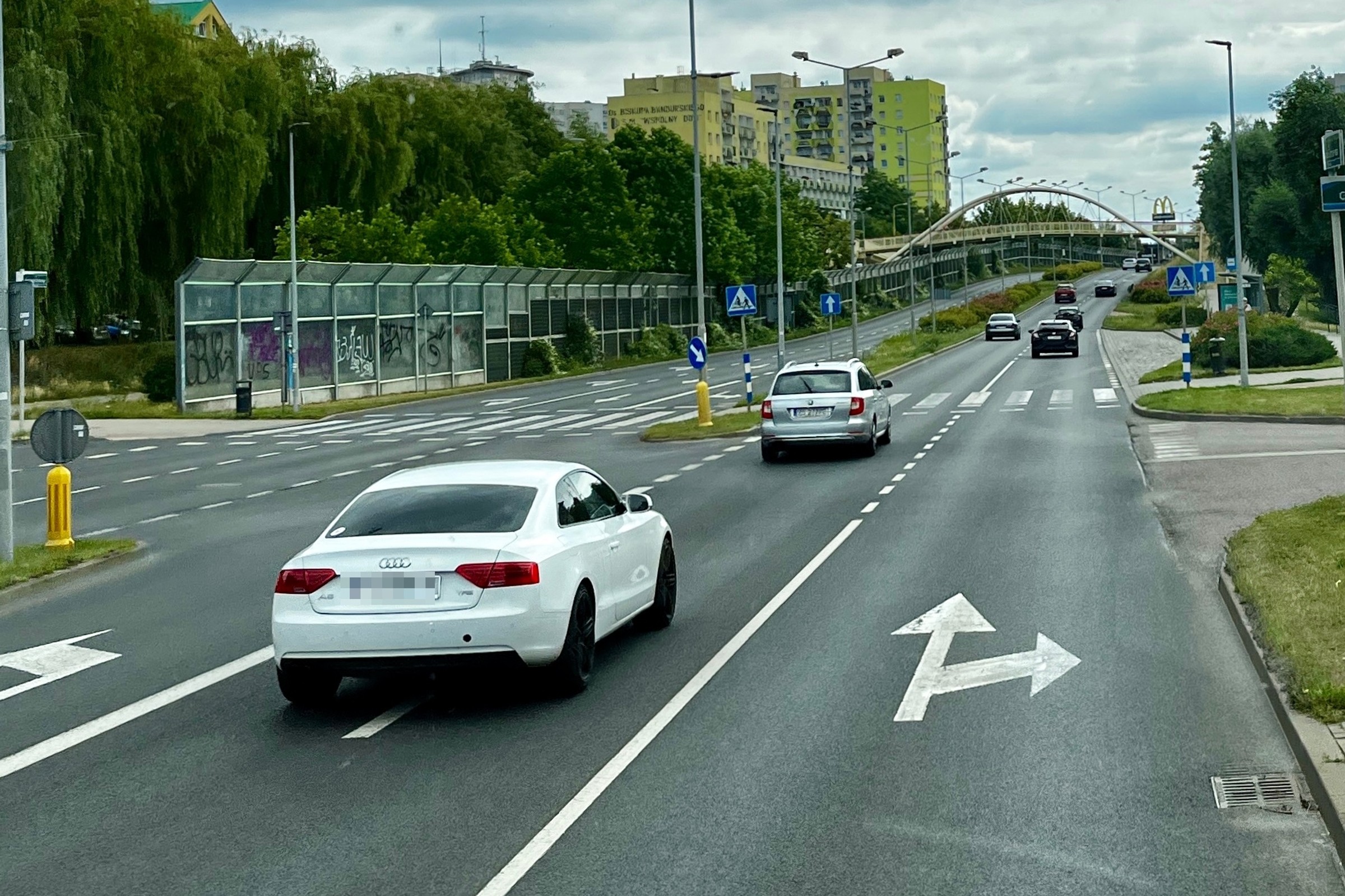 Ten znak wprowadza jedną zasadę. A kierowcy i tak o niej zapominają