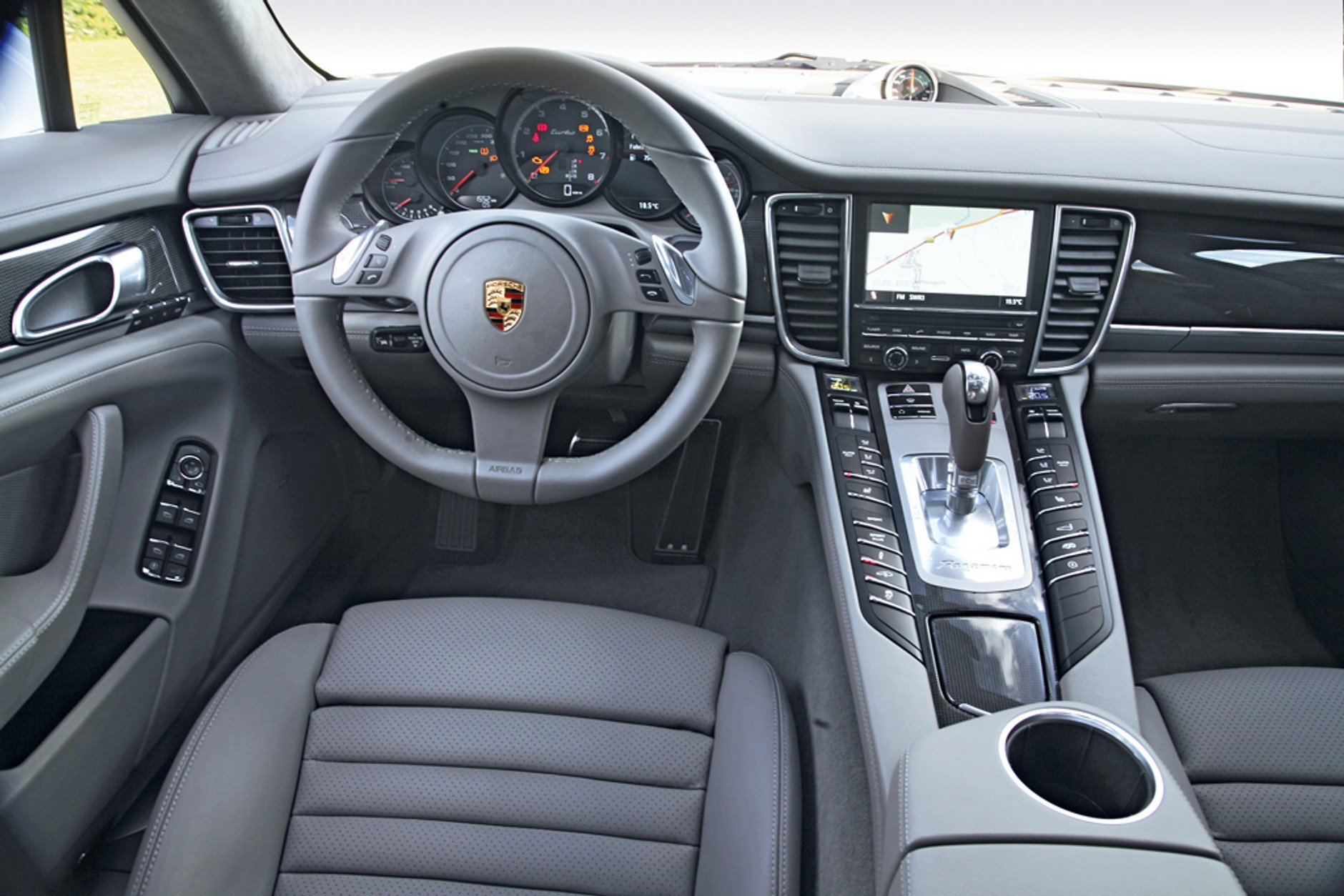 Luksus w nowym stylu: Aston Martin Rapide kontra Porsche Panamera Turbo