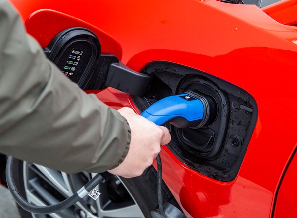 Już nie milion, a 300 tys. aut elektrycznych w Polsce