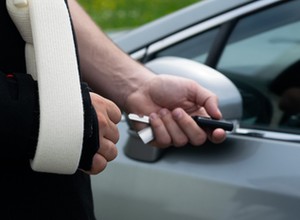Czy można prowadzić samochód z ręką w gipsie?