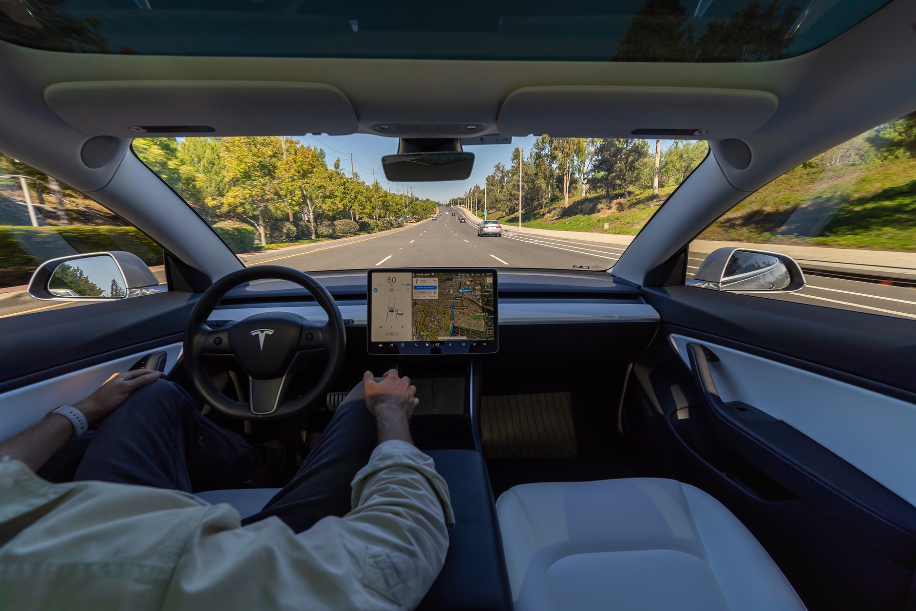 Tesla podczas jazdy w trybie półautonomicznym – z włączonym systemem FSD