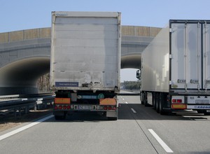 Wyprzedzanie się ciężarówek na autostradach ma się dobrze. "Nie wolno, ale można"