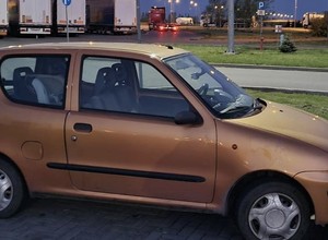 Gdy zauważył policję, kierowca Seicento udawał, że nie ma go w aucie