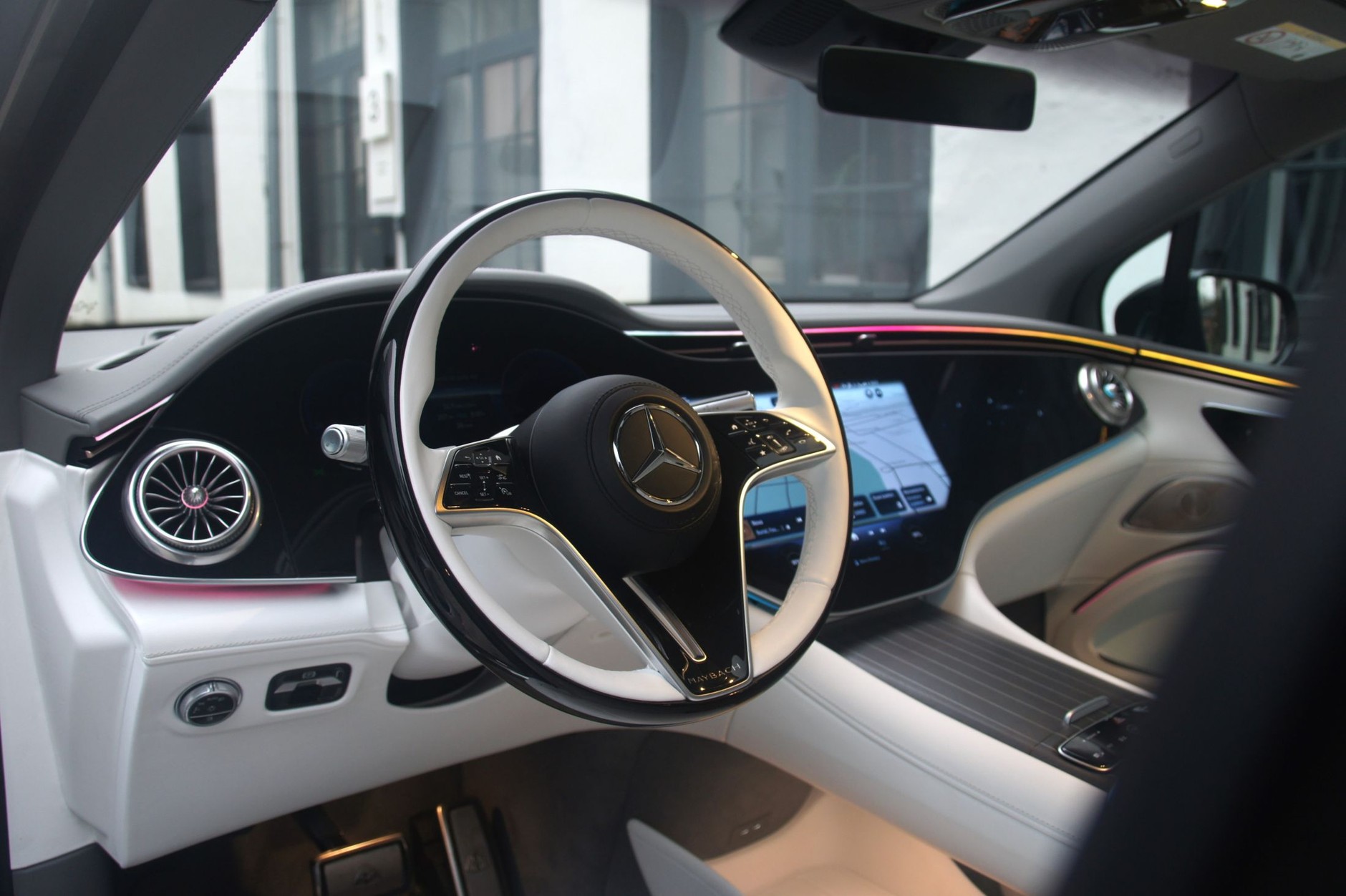 Deska rozdzielcza składa się niemal w całości z ekranów