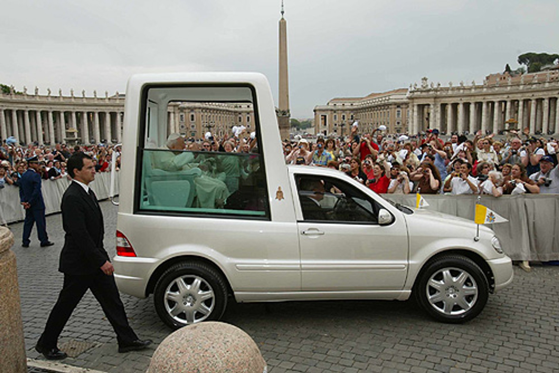 76 lat wytwarzania papamobili przez Mercedesa