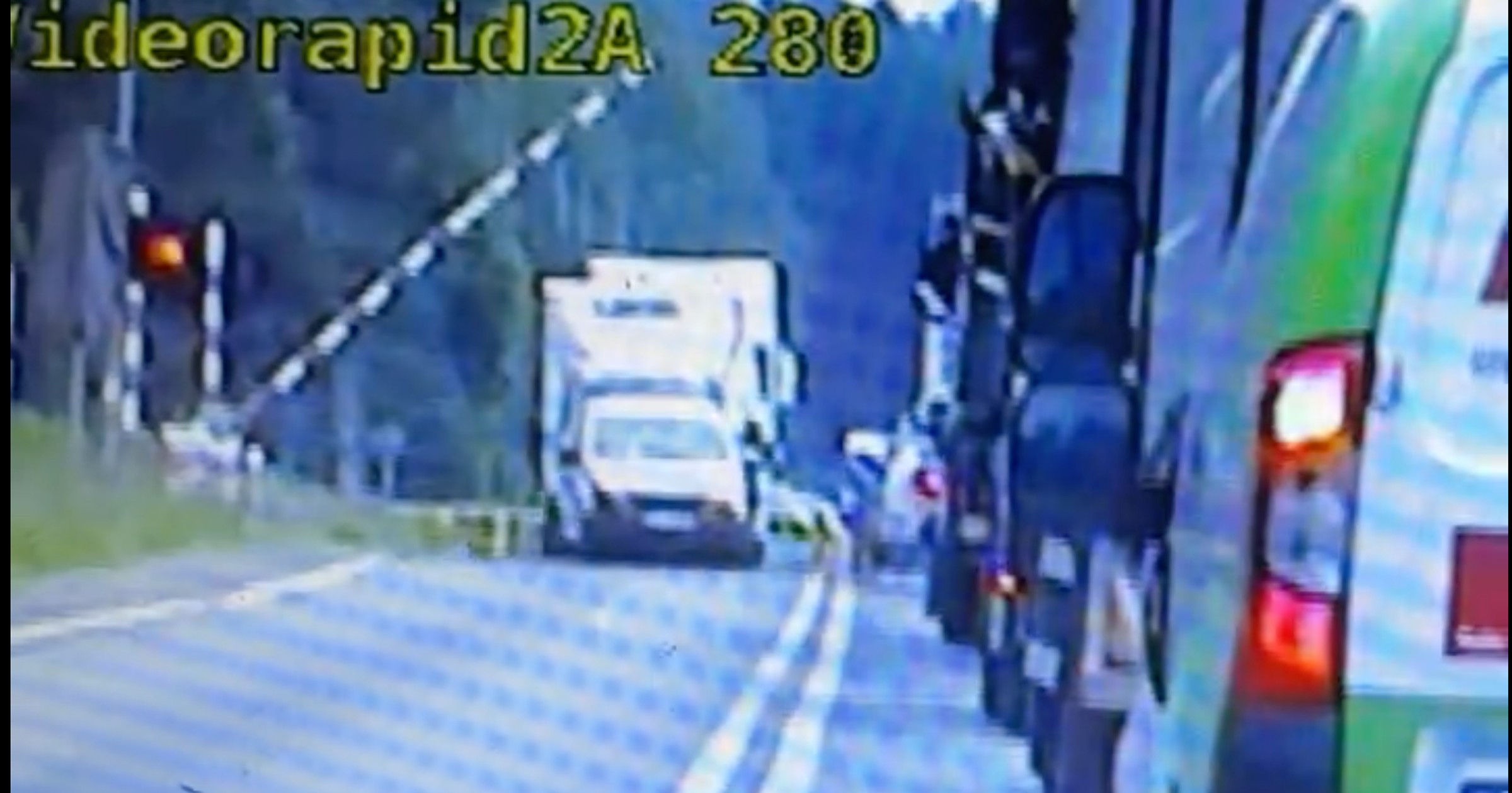 Wjechał na przejazd kolejowo-drogowy i dostał mandat oraz punkty karne