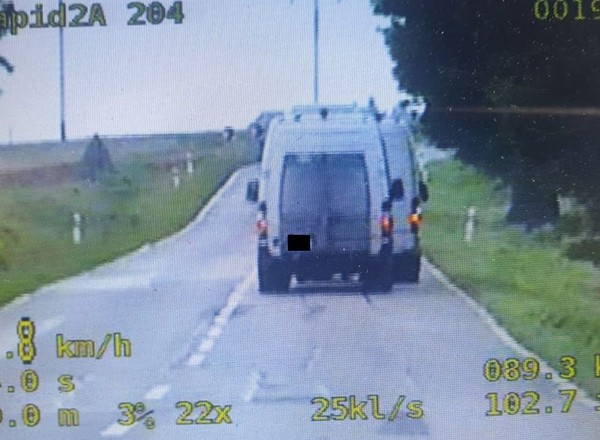 Holował drugiego busa w skandaliczny sposób. Policjanci złapali się za głowy