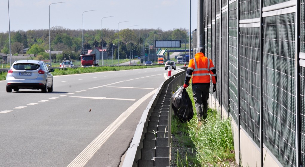Pracownik GDDKiA zbierający śmieci wzdłuż pobocza - woj lubelskie