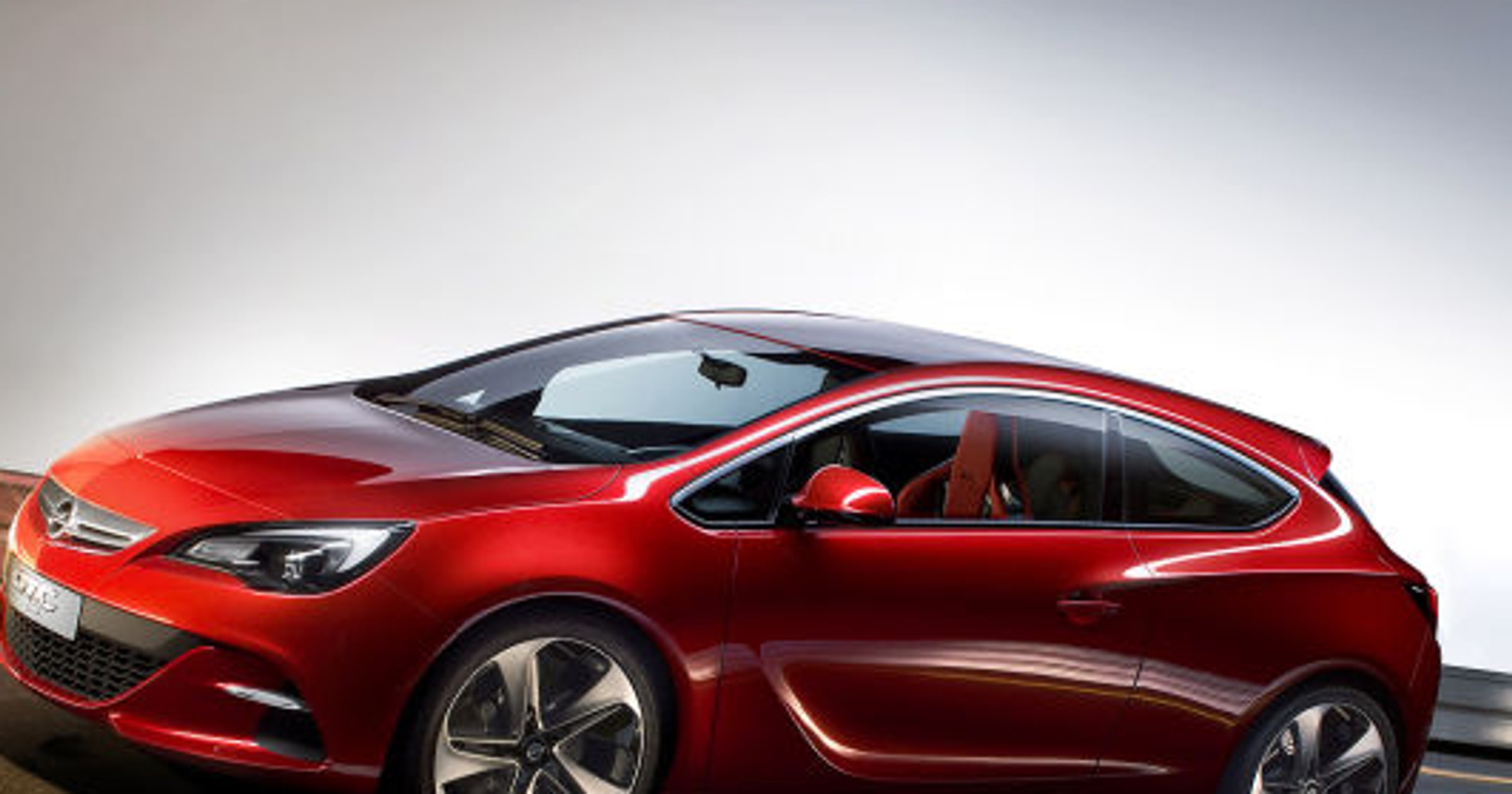 Opel Astra GTC: rzeźba na kołach w Paryżu
