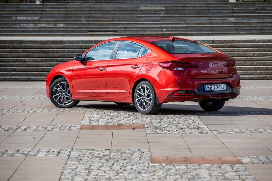 Hyundai Elantra 1.6 MPI 6AT - sedan w stylu azjatyckim