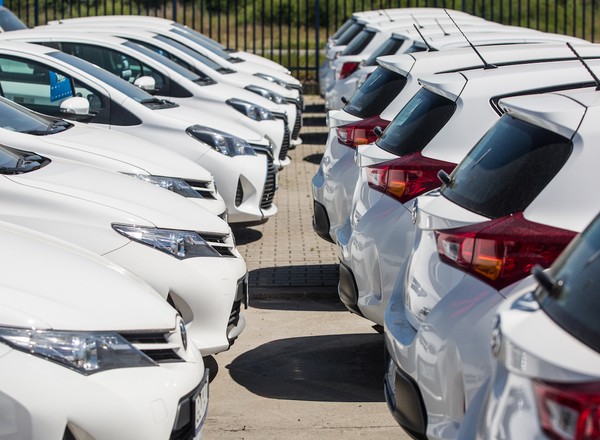 Na rynku wtórnym jest coraz więcej prawie nowych samochodów