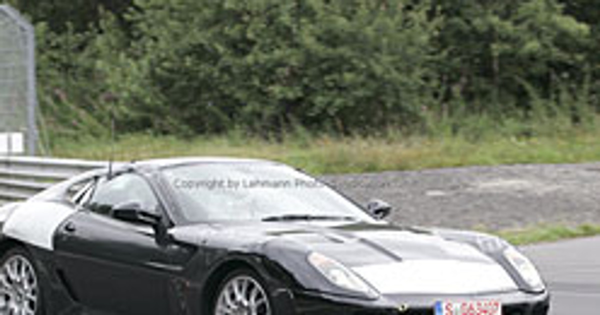 Zdjęcia szpiegowskie: Małe Ferrari Dino w runie dużego 599 Fiorano