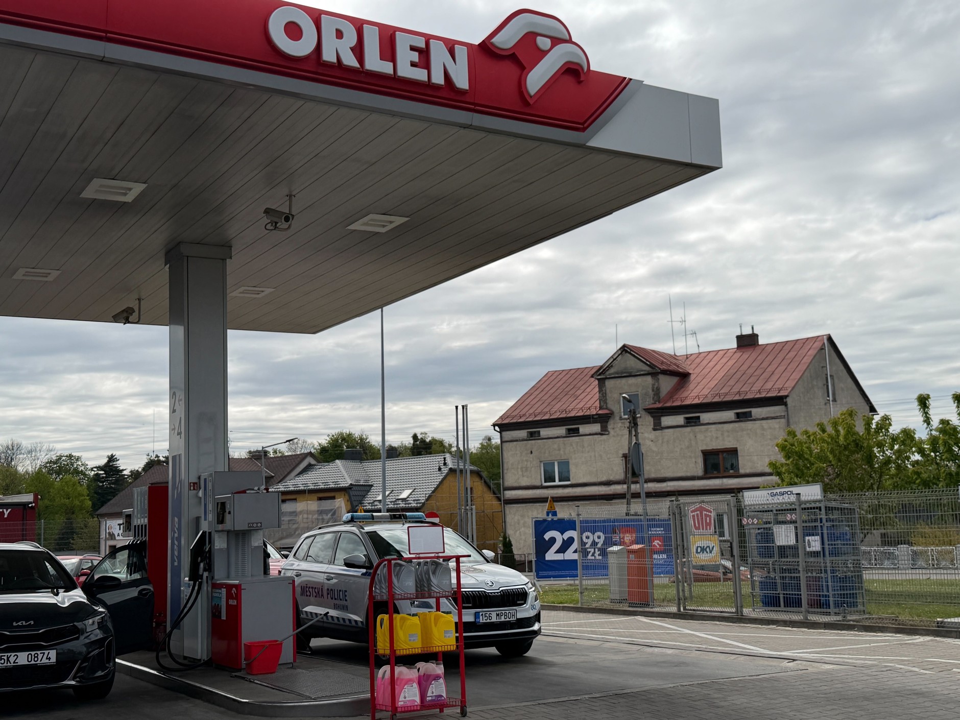 Czeskie służby tankują radiowóz na Orlenie