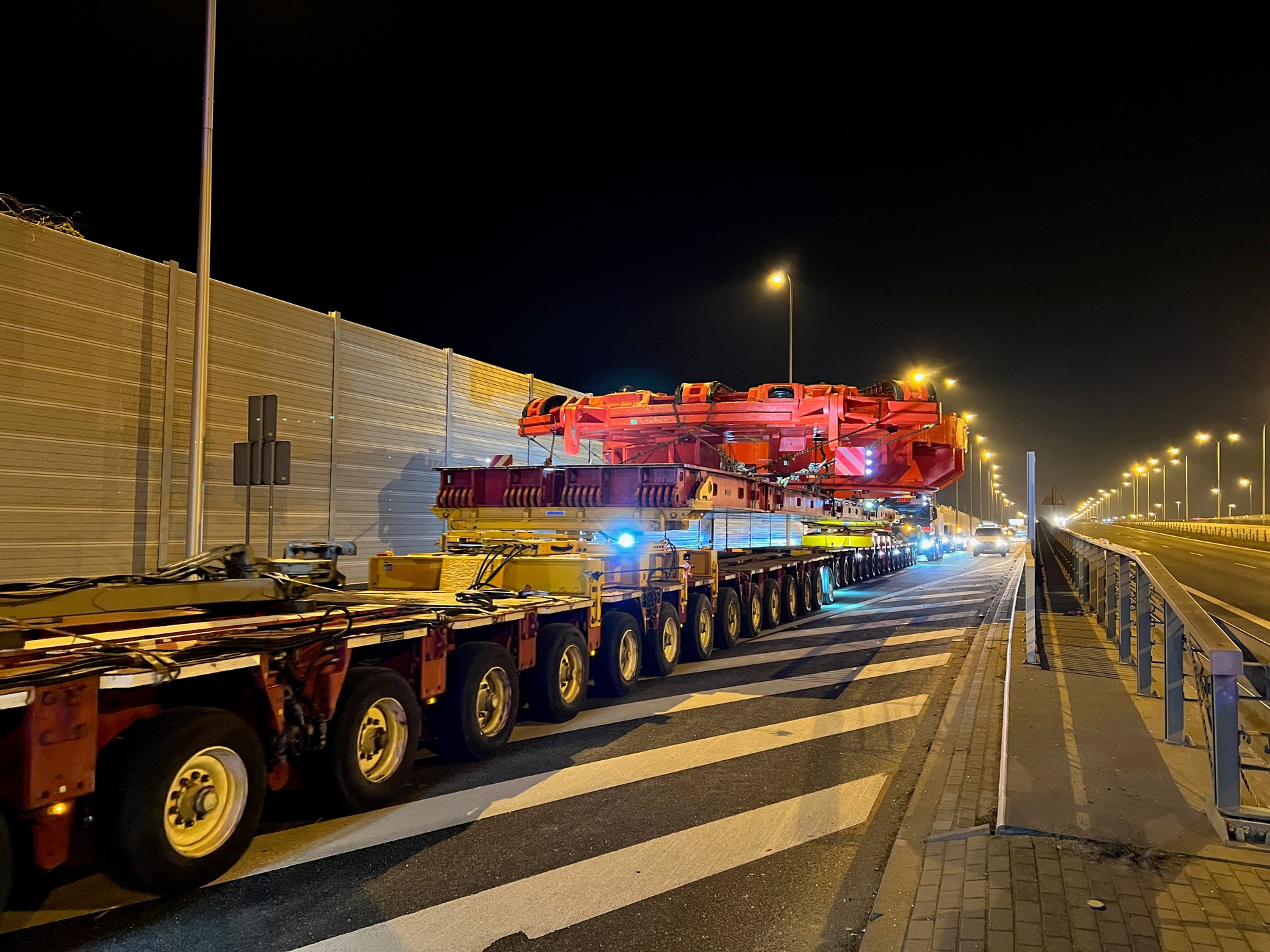 Transport gigantycznej maszyny TBM w Warszawie