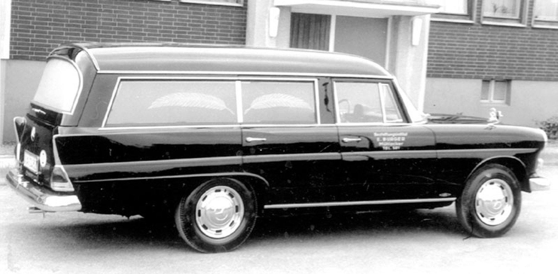 Mercedes-Benz E: historia gwiazdy klasy średniej wyższej (250 fotografii)