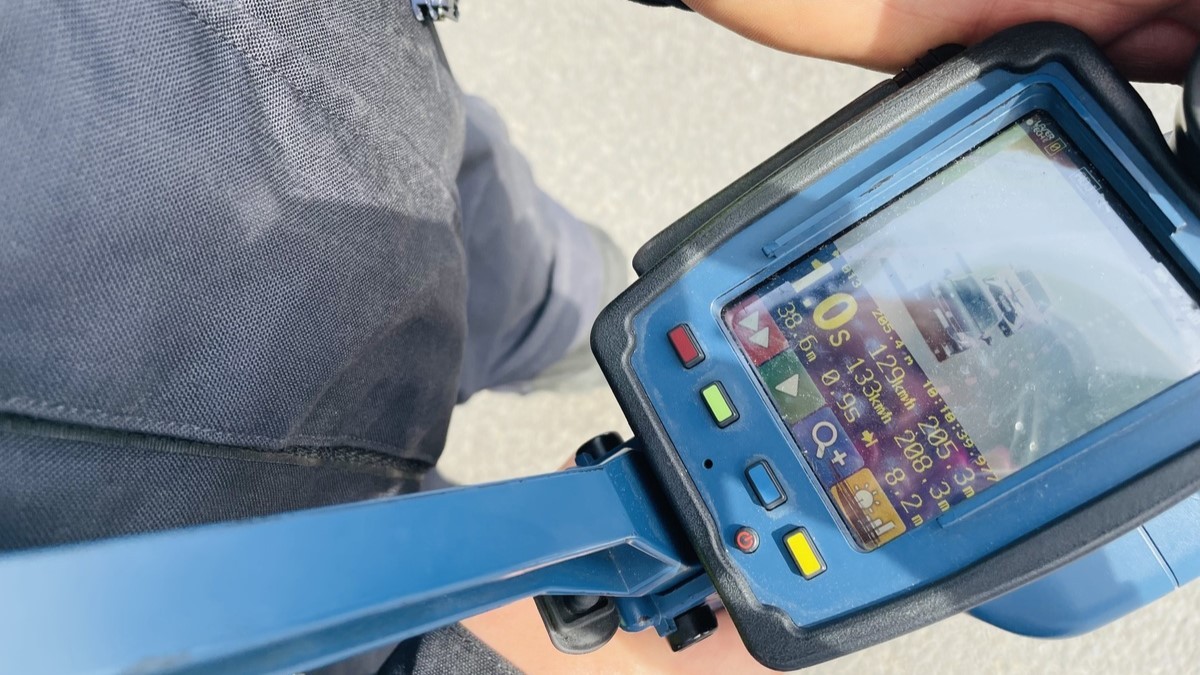 Policyjna kontrola zachowania wymaganego odstępu między pojazdami na autostradzie i drodze ekspresowej