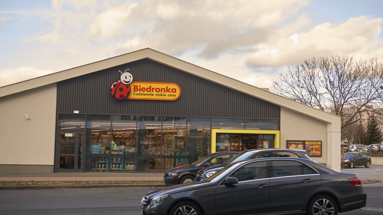 Parking pod sklepem Biedronka