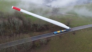 Nietypowy i spektakularny sposób transportu śmigła wiatraka [Nagranie]