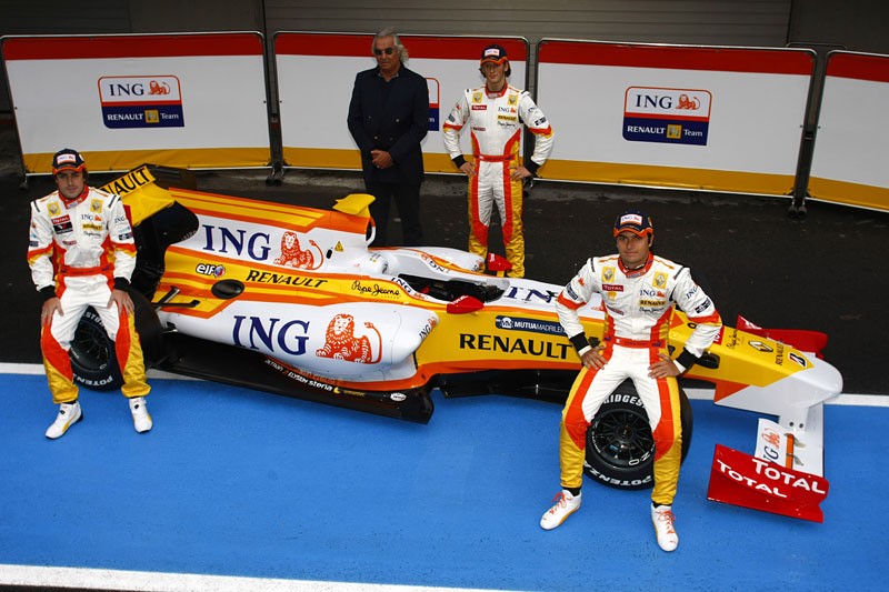 Formuła 1: prezentacja Renault - R29 z płetwą rekina (fotogaleria)