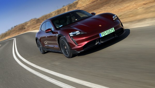 Aż robi się ciemno przed oczami. Porsche Taycan Cross Turismo Turbo S przyspiesza do 100 km/h w 2,9 s!