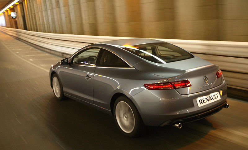Paryż 2008: Renault Laguna Coupe w centrum zainteresowania