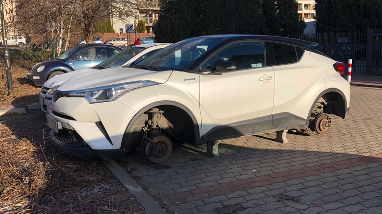 Kradzież kół z samochodów