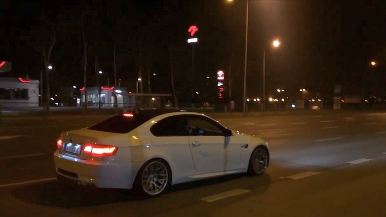 Frog w białym BMW M3