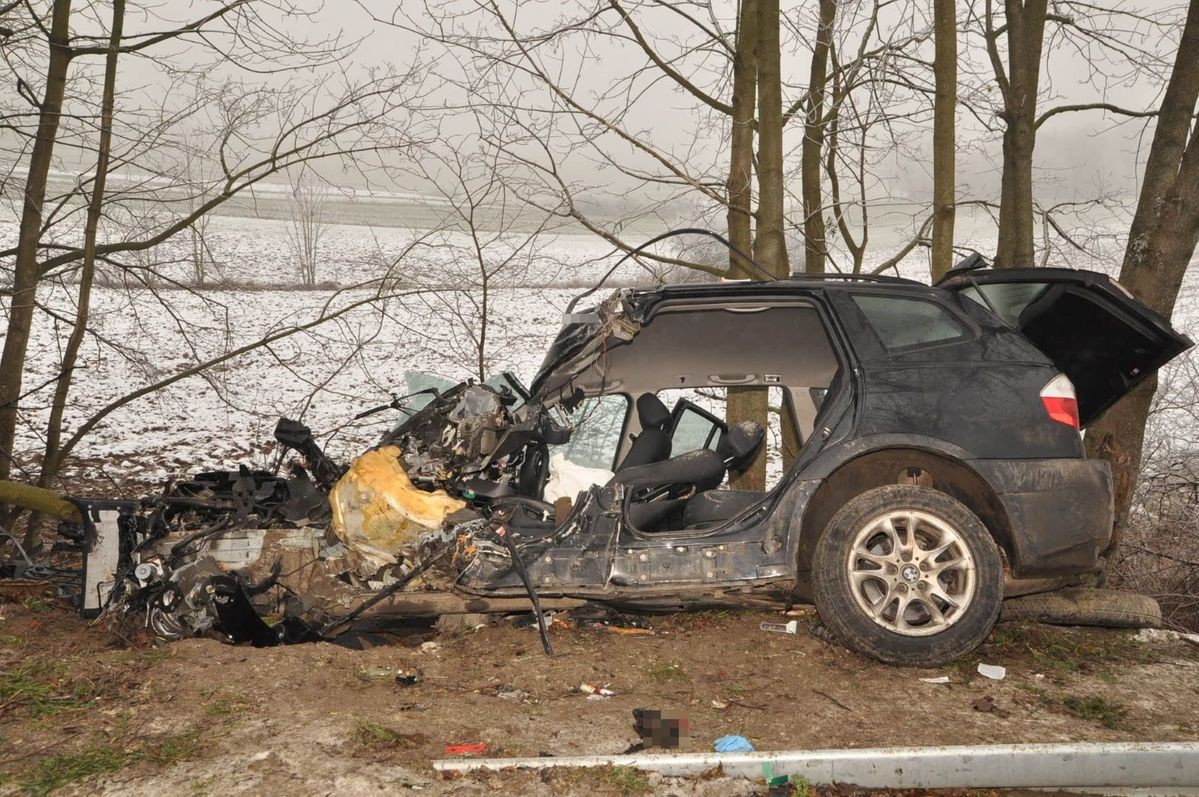 Przerażający wypadek w Rożkach Kolonii. Kierowca BMW uderzył w drzewo