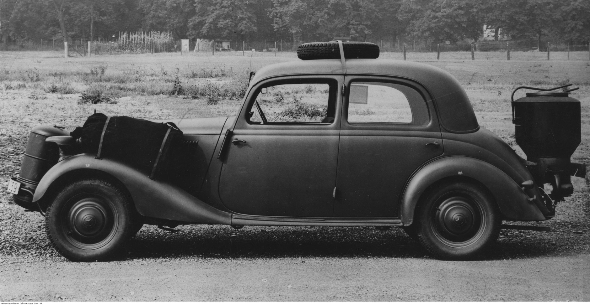 Samochód osobowy Mercedes 170VG z silnikiem przystosowanym do zasilania gazem drzewnym z gazogeneratora