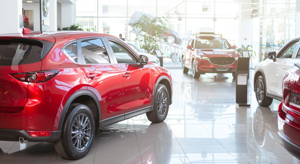 Salon sprzedaży nowych samochodów (zdjęcie ilustracyjne)