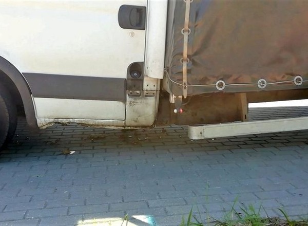 Wiózł o 1,2 tony za dużo. Auto mogło złamać się na pół