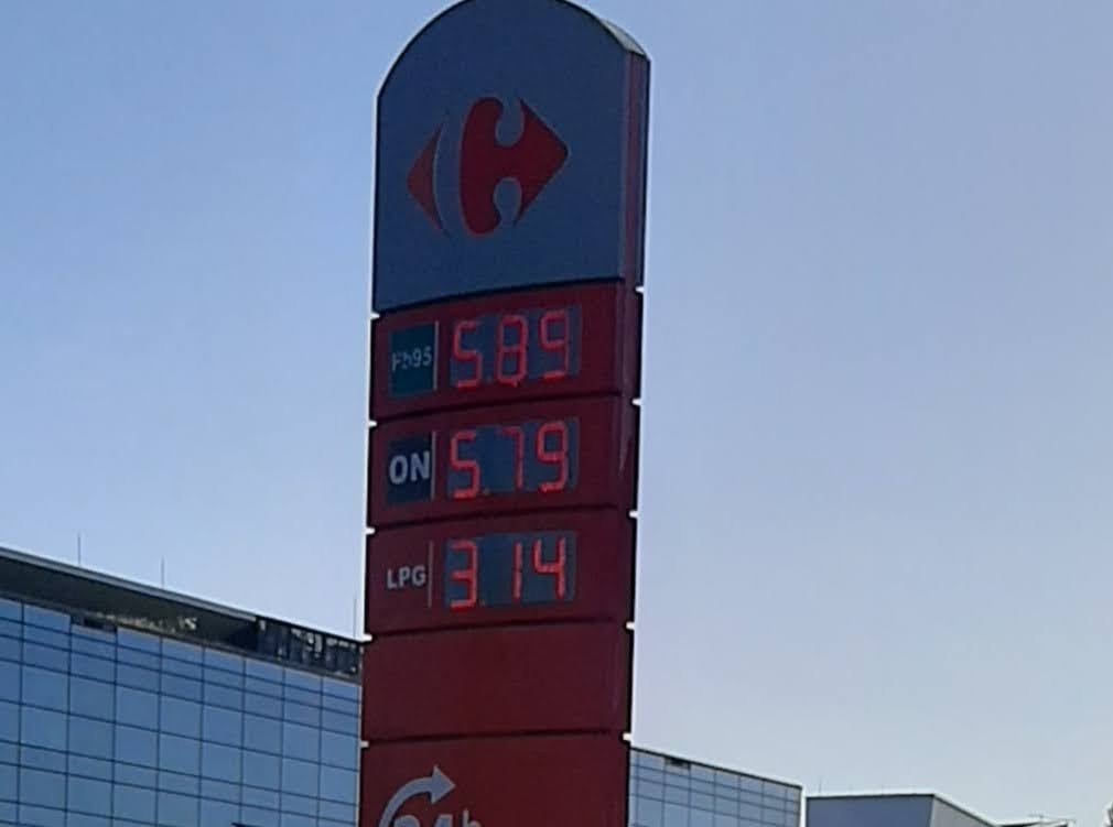 Zdarzają się też oferty w rodzaju "taniej niż najtaniej". Oto cena na jednej ze stacji w Warszawie 25 września 2023 r.