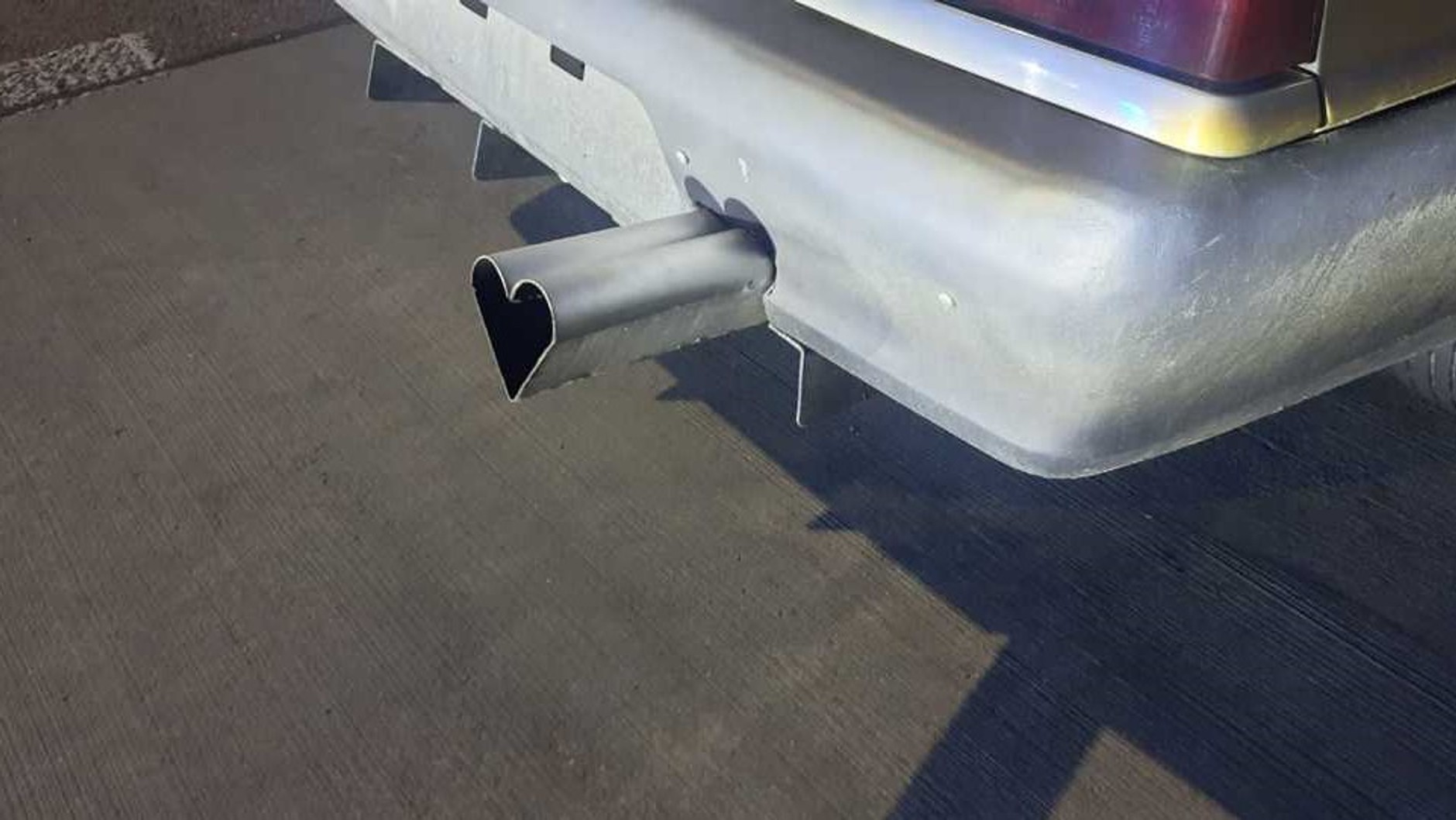 Polonez z końcówką wydechu w kształcie serca