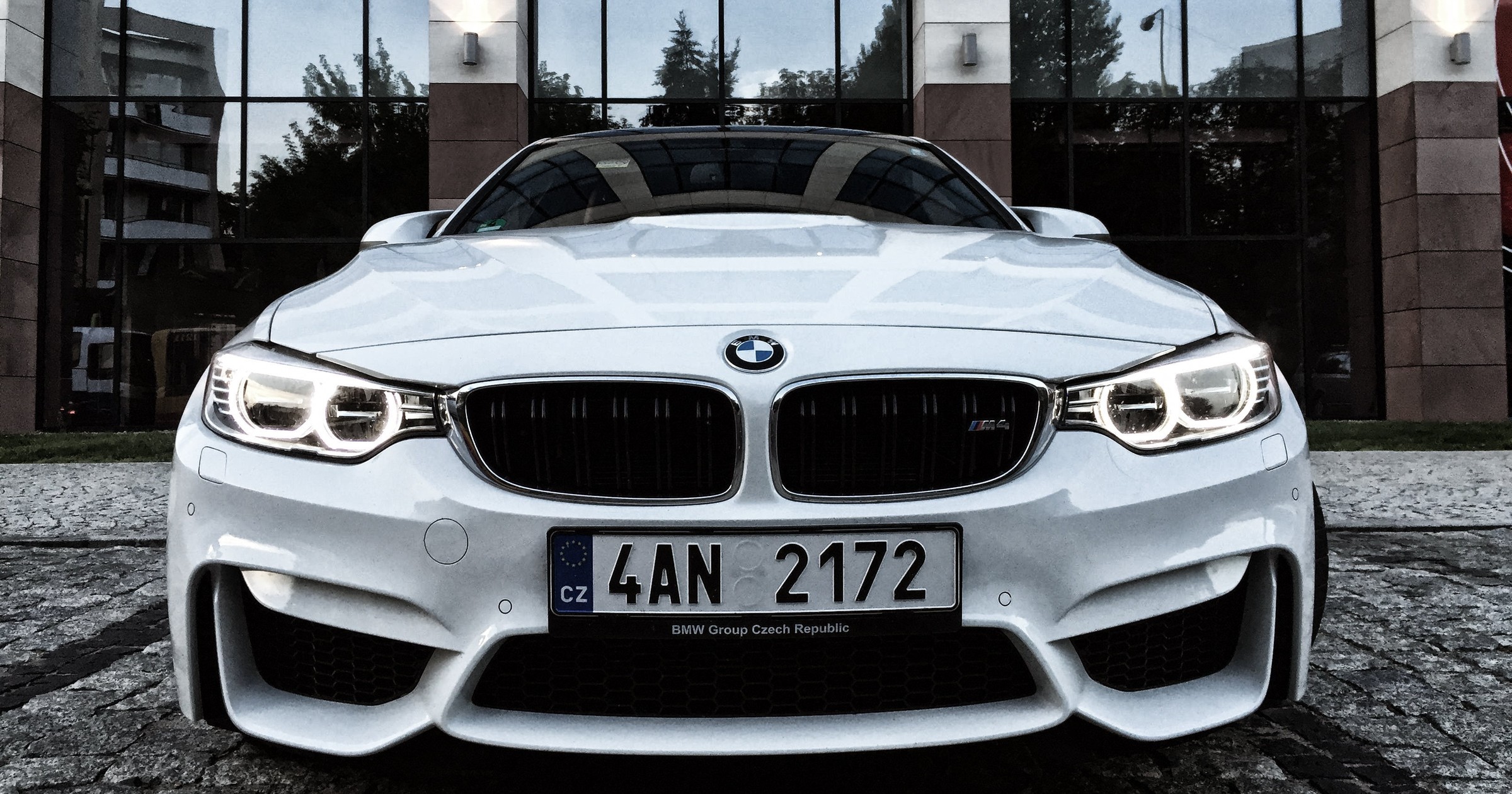 Drapieżne spojrzenie BMW M4 coupe nie pozostawia złudzeń - to nie jest niewiniątko, fot. www.facebook.com/cezarygutowskiofficial