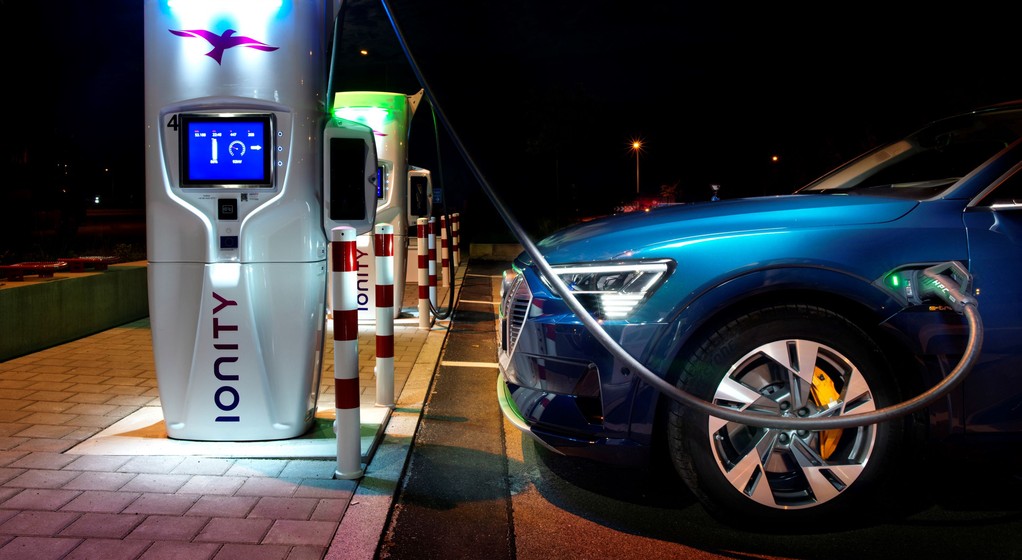 Audi e-tron przy ładowarce Ionity (zdjęcie ilustracyjne)