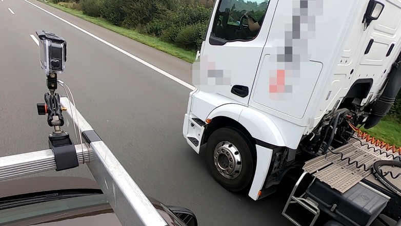 Kamerka sportowa na dachu policyjnego busa