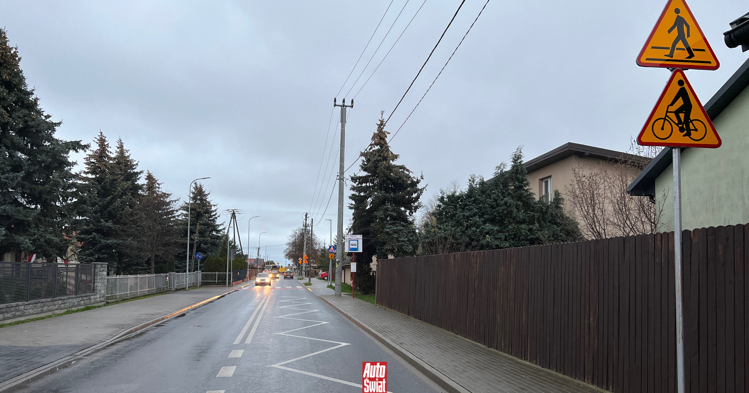 Zygzak na jezdni. Co oznacza znak P-17? Wyjaśniamy