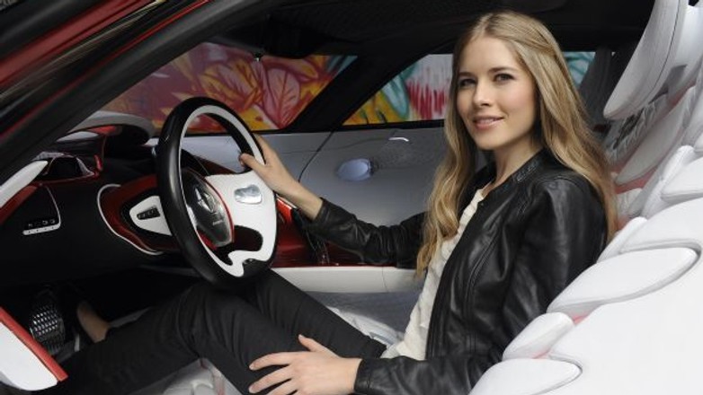 Kobieta za kierownicą