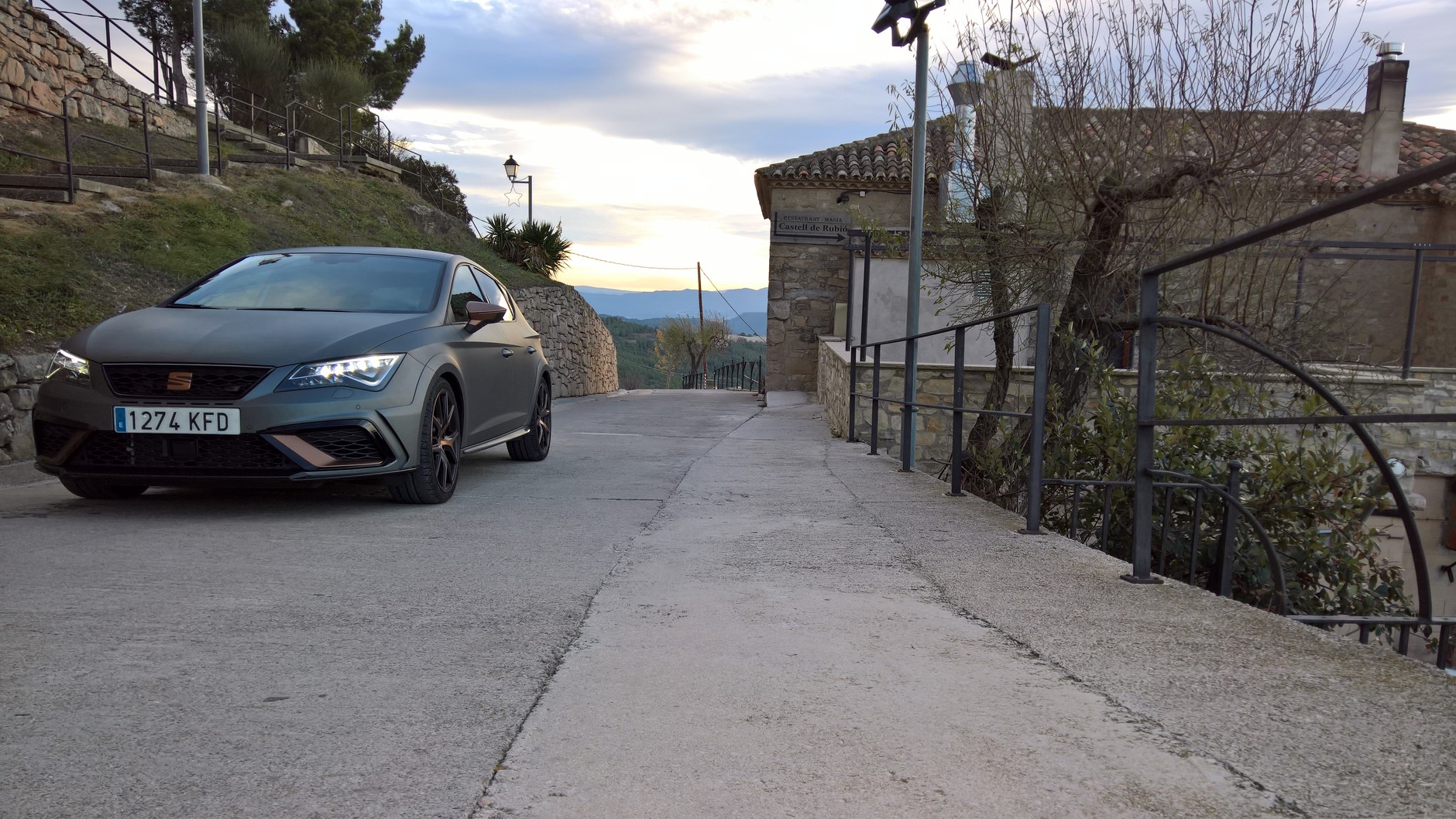 Reflektory LED w standardzie. Podobnie jak przedni spojler z karbonu. Seat Leon Cupra R