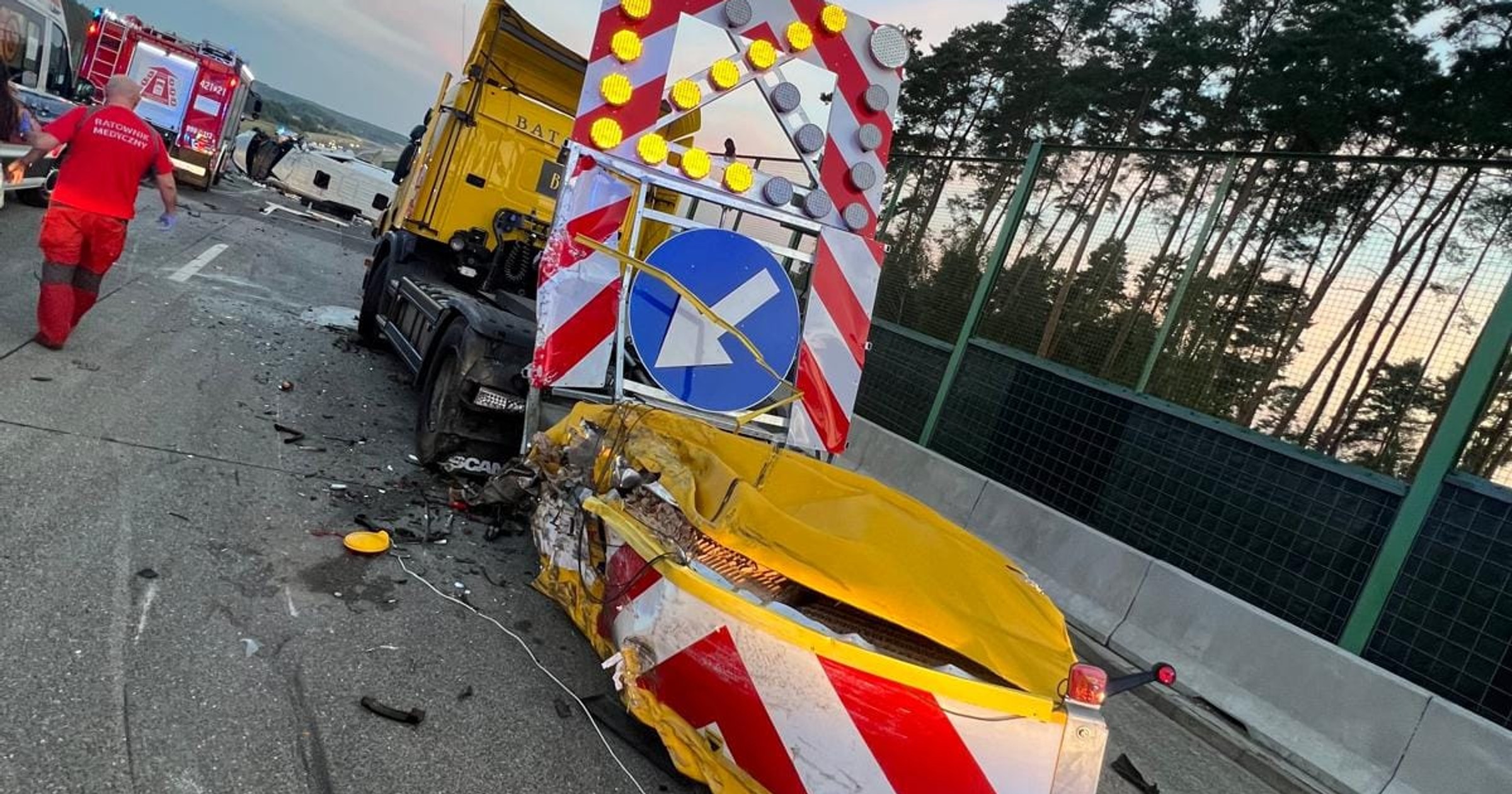 Kierowca busa wjechał w pojazd drogowców na A2