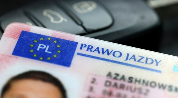 Policjant zatrzymuje prawo jazdy i nie ma dyskusji. Rzecznik chce to zmienić
