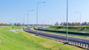 Pułapka na kierowców na "siódemce". Czy mała barierka wystarczy?
