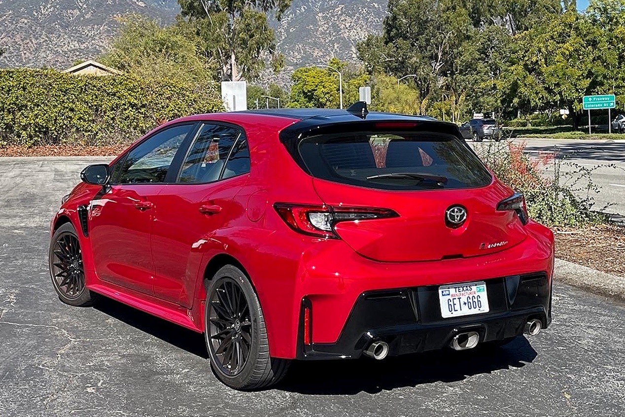 Fanfary z trzech końcówek wydechu to miód dla uszu!